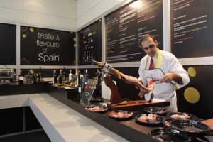 Una de las actividades gastronómicas con más solera de Alimentaria, el Taste & Flavours reúne en un mismo espacio los mejores productos de la gastronomía mediterránea: el aceite, el vino y los ibéricos. Foto: Fira de Barcelona.