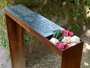 En la foto, una de las mesadas interpretativas de este peculiar jardín sensorial. Foto: Manuel González Vicente.